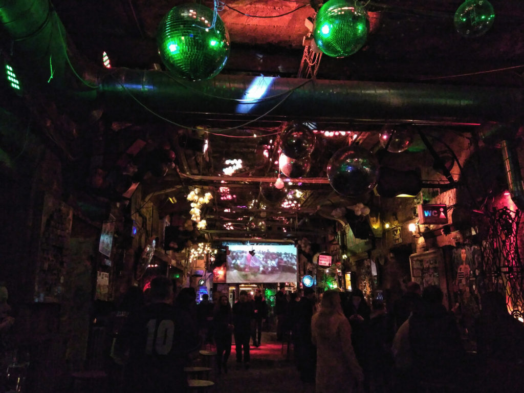 11 experiências mágicas para viver em Budapeste no inverno (que vão adorar!) 8 Budapest Ruin Bars