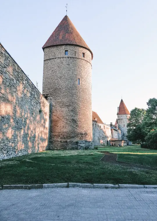 Tallinn Estonia O que visitar Muralhas