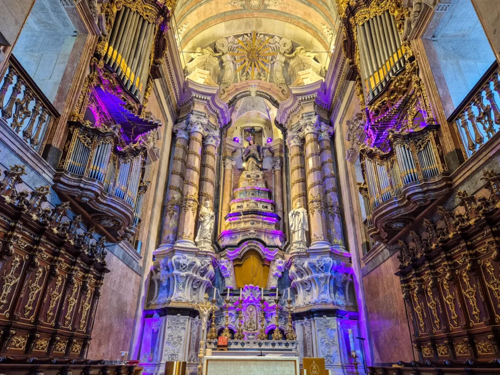 O que visitar no Porto em 2 dias: o roteiro perfeito de uma portuense (+ mapa) 60 Interior da igreja dos Clérigos