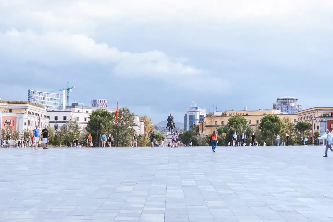 Tirana O que Visitar Praça Skanderbeg