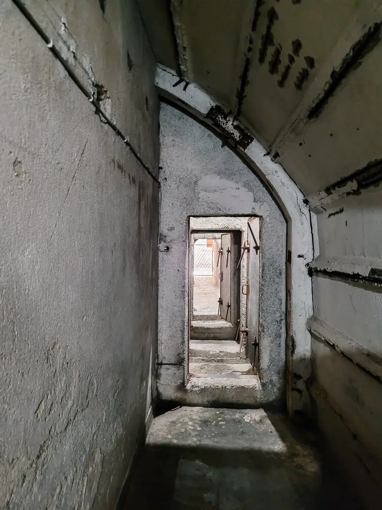 Visitar Gjirokaster Tunel Guerra Fria