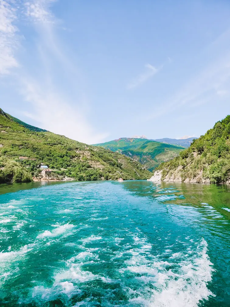 Albania O que visitar Lago Komani
