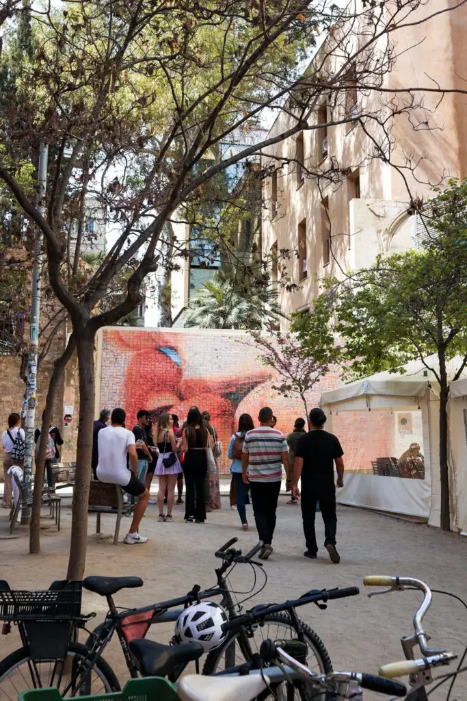 Places to see in Barcelona in 3 days Mural El Beso