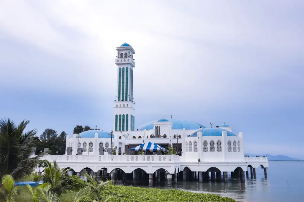 How to spend 2 days in Penang Tanjung Bungah Mosque