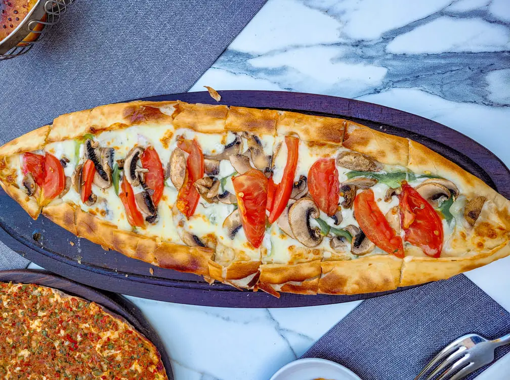 Popular dishes in Turkey Pide