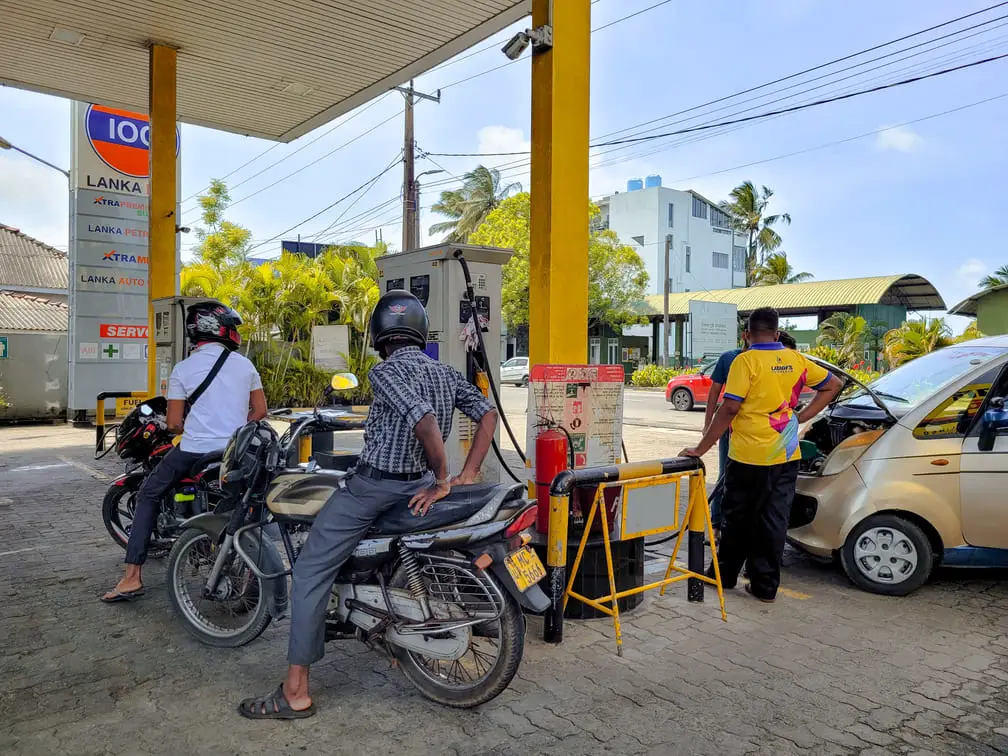 Abastecimento de gasolina no Sri Lanka