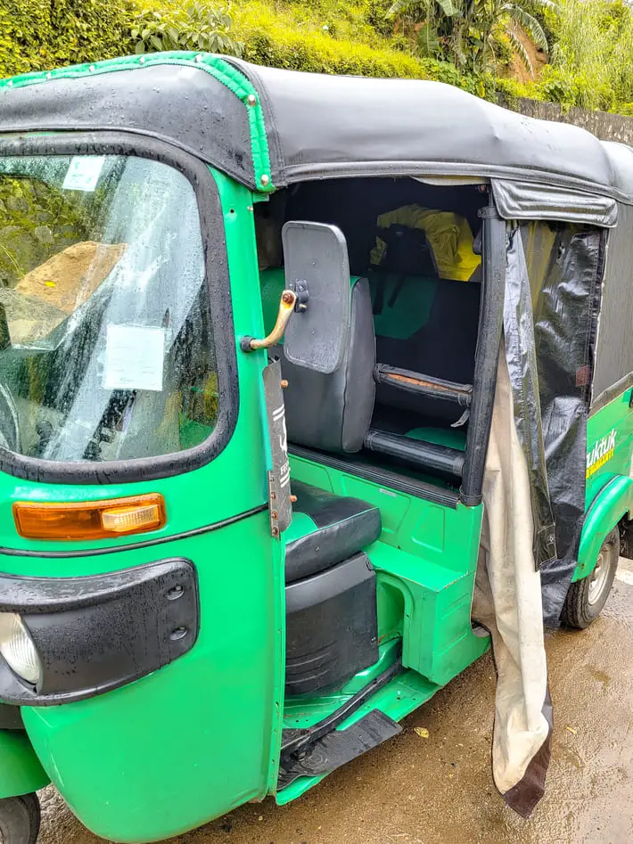 Alugar tuk tuk no Sri Lanka Armazenamento no tuk tuk