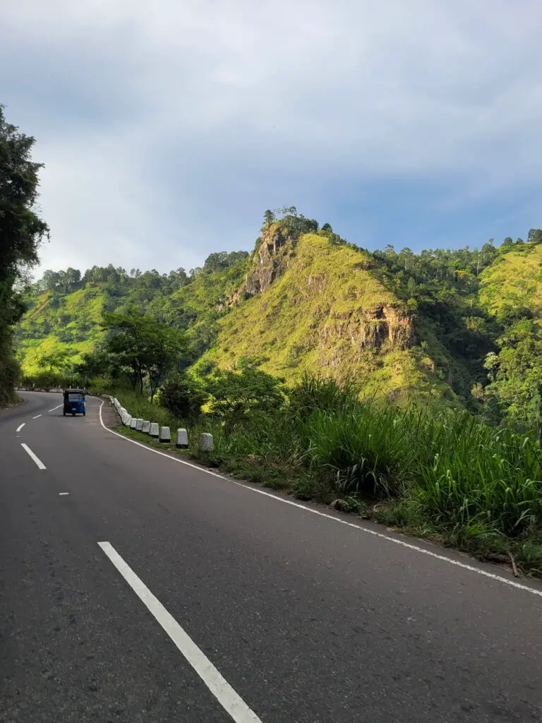 Alugar tuk tuk no Sri Lanka Estradas