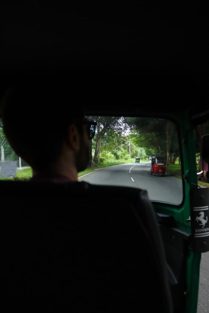 Alugar tuk tuk no Sri Lanka Interior do tuk tuk