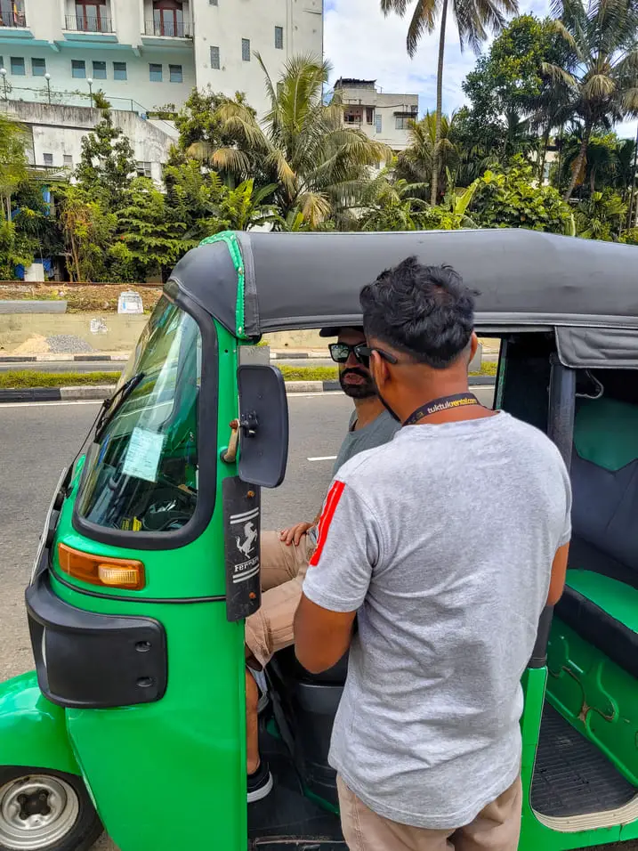 Renting a tuk tuk in Sri Lanka Driving class