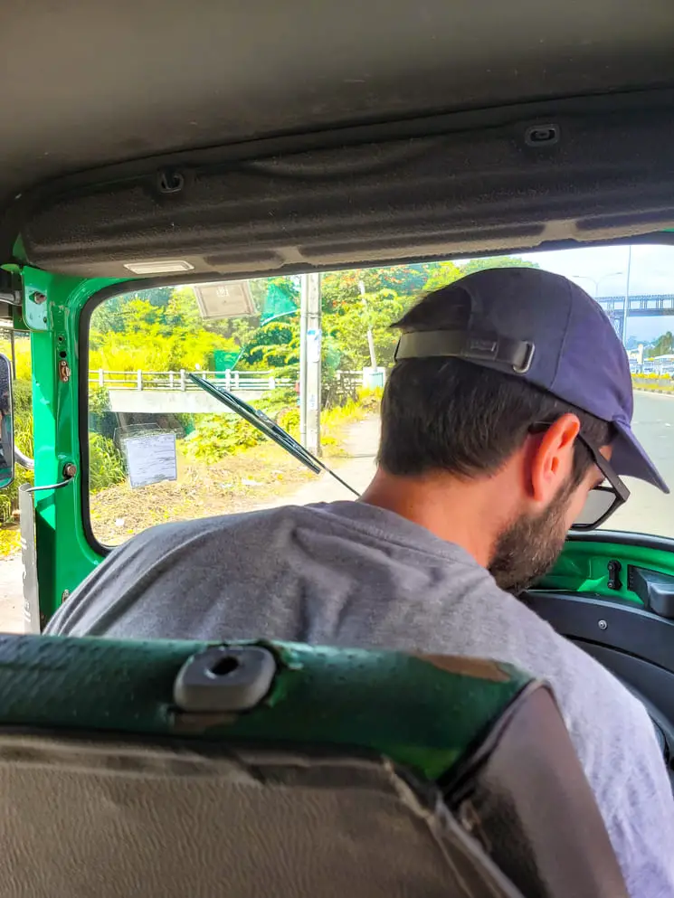 Renting a tuk tuk in Sri Lanka Driving class