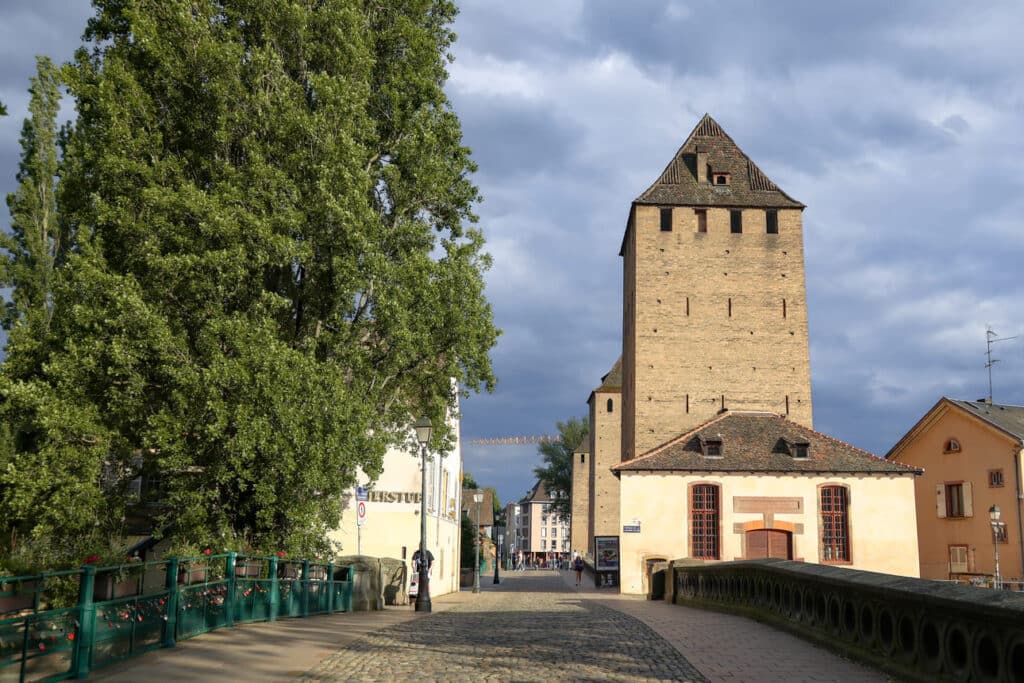 Melhores coisas a visitar em Estrasburgo Les Ponts Couverts de Strasbourg