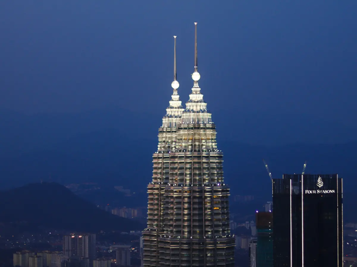 Vista das Petronas à noite