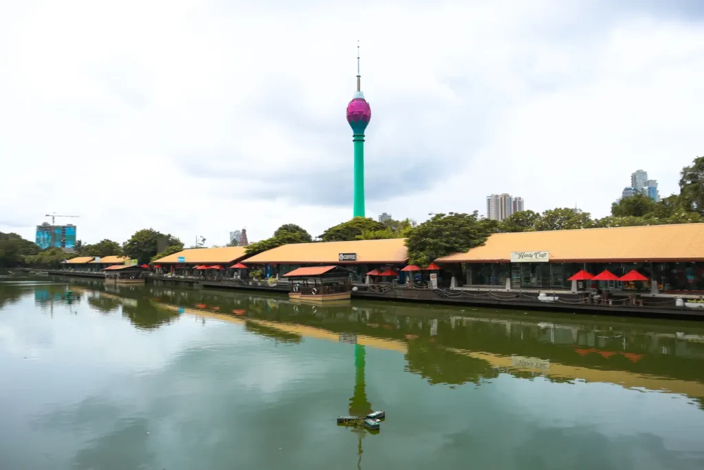 Best things to do in Colombo Pettah Floating Market