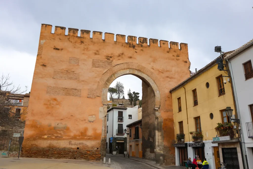 O que visitar em Granada POrta de Elvira