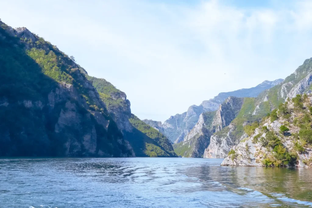 Guia para visitar o Lago Komani