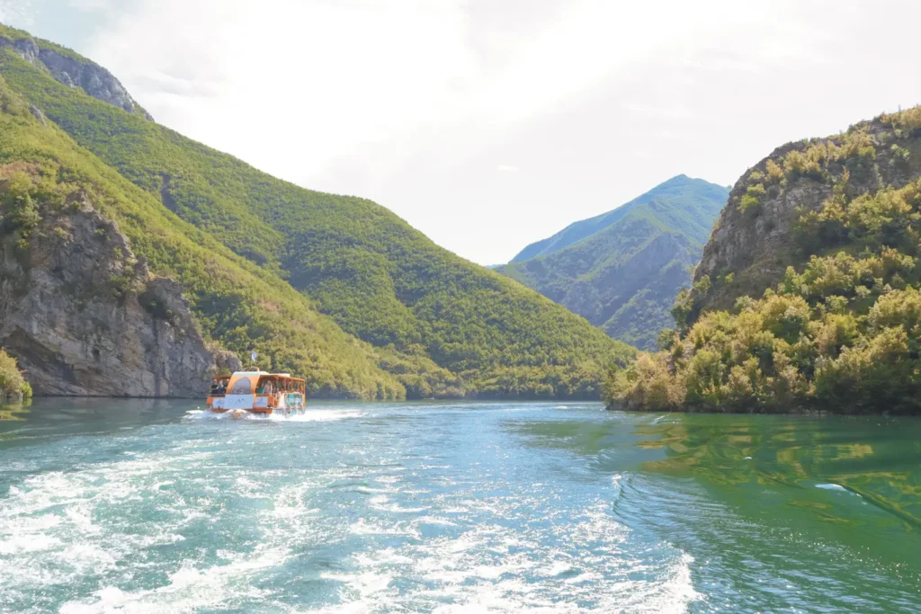 Guia para visitar o Lago Komani