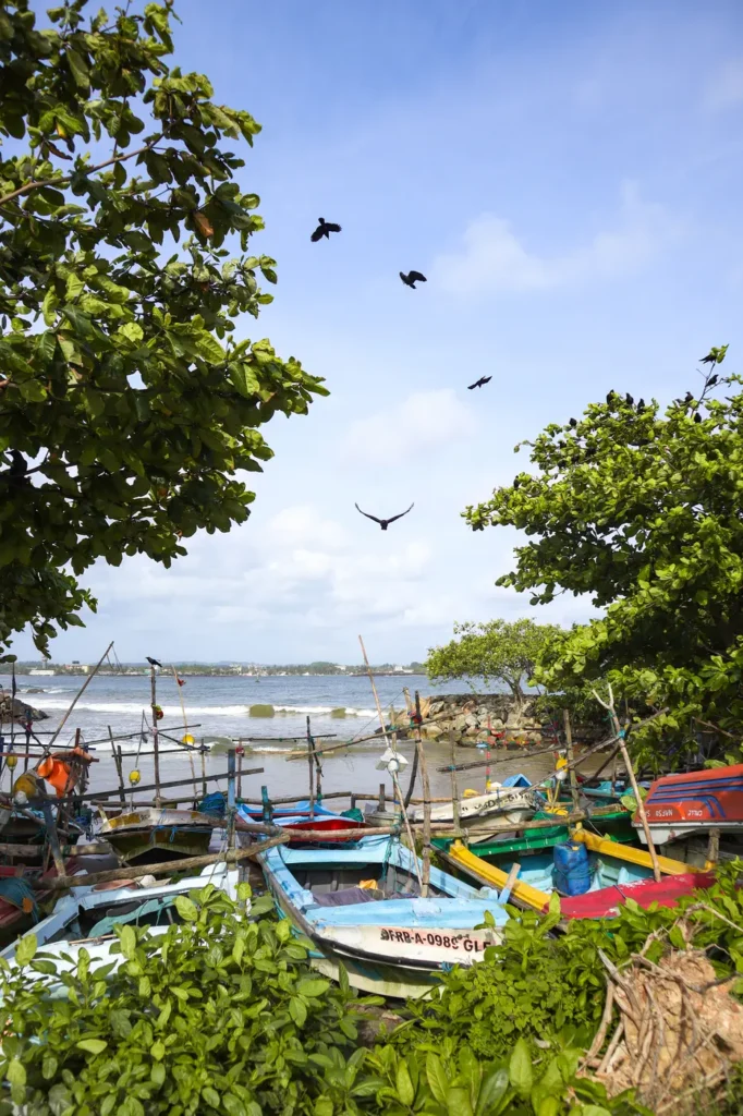 Barcos localizados no exterior do forte de Galle