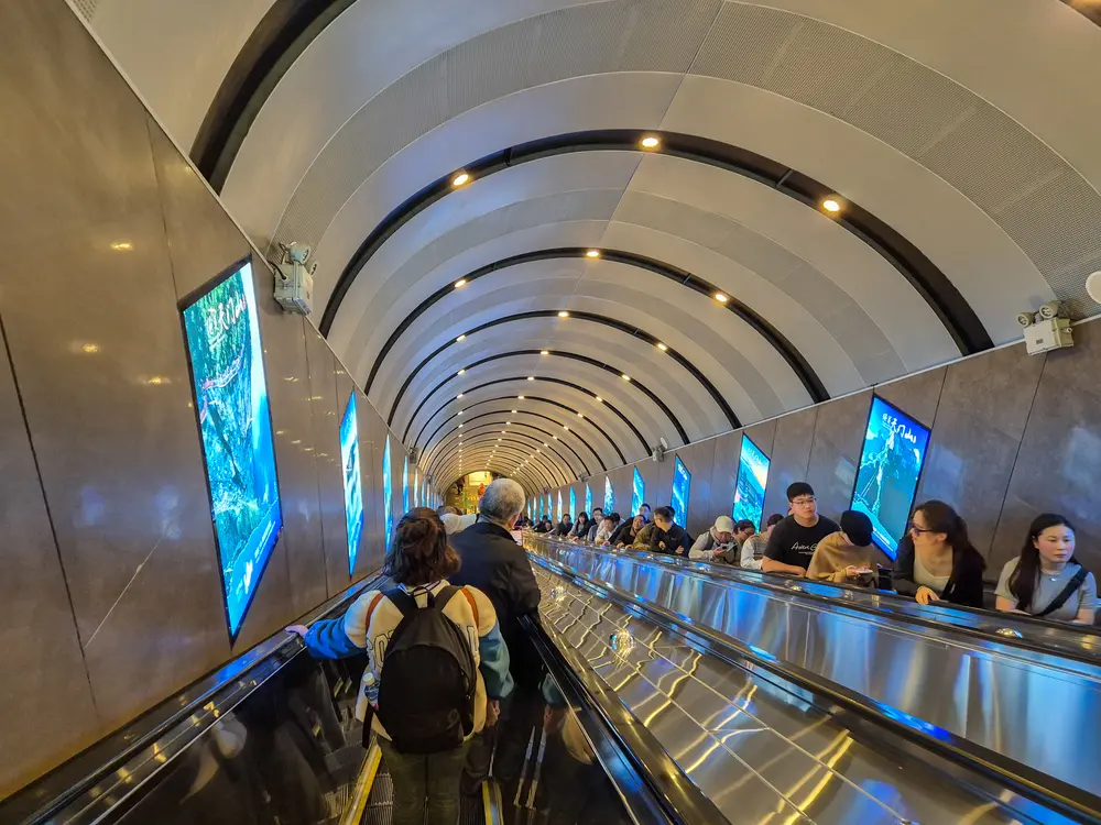 Como visitar a Motanha Tianmen Escadas rolantes no interior da montanha