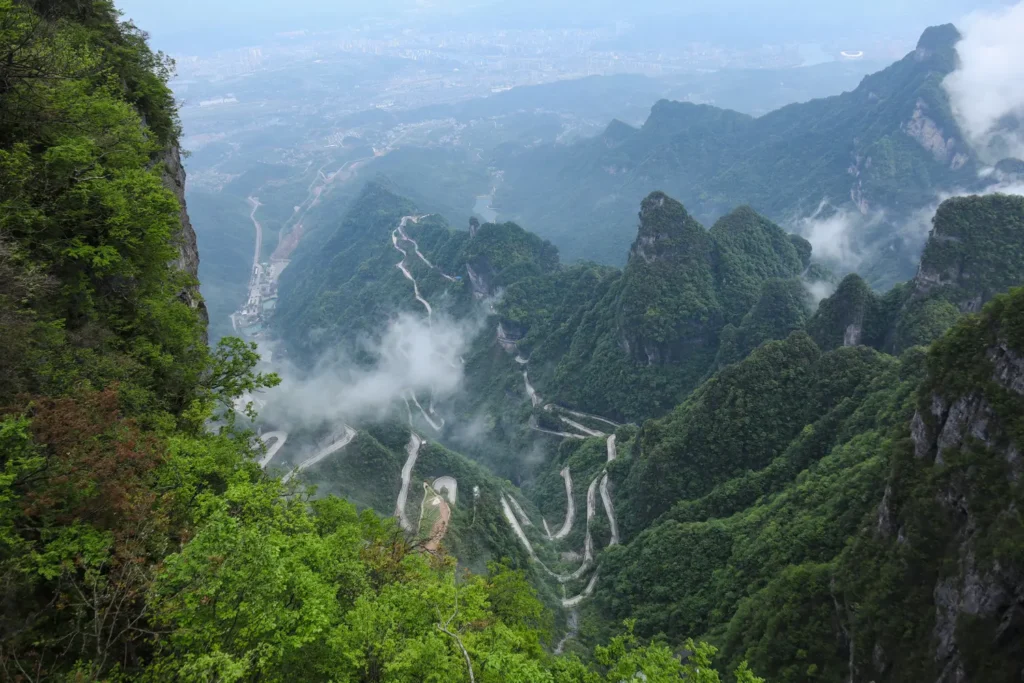 Estrada as 99 curvas na Montanha Tianmen 2