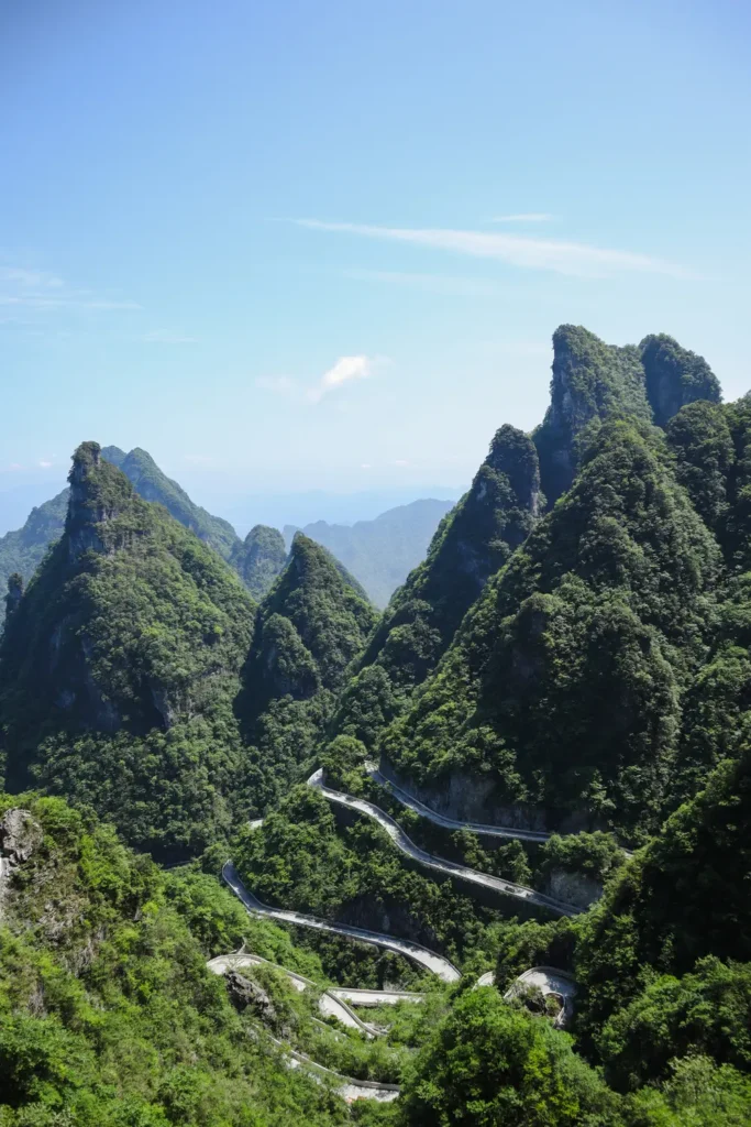Estrada as 99 curvas na Montanha Tianmen 2