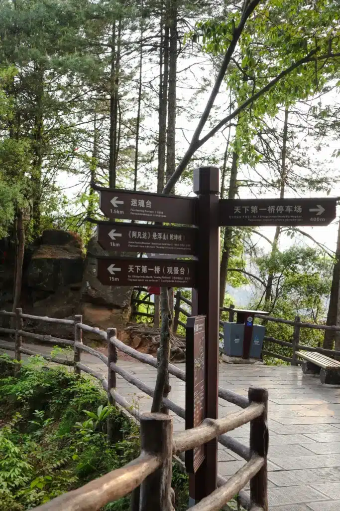 Placas com indicações no Parque Nacional Zhangjiajie