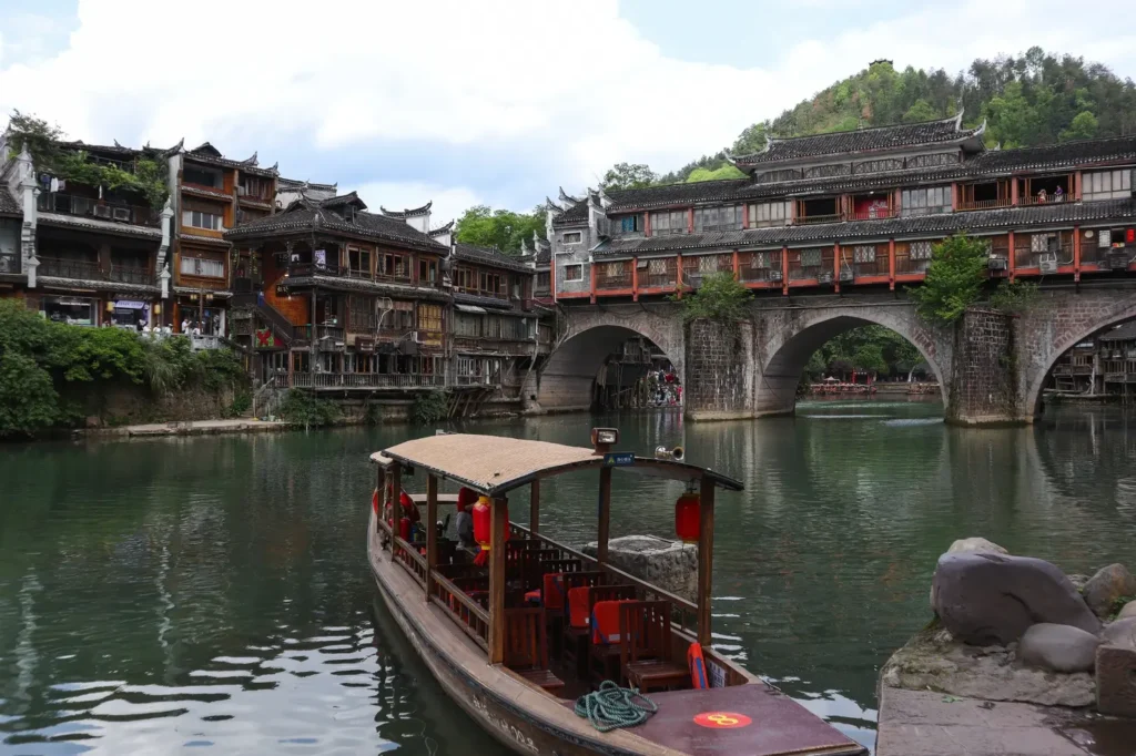 Best things to do in Fenghuang for an unforgettable escape to China’s Phoenix Town (+map) 11 Top things to do in Fenghuang Boat ride 2