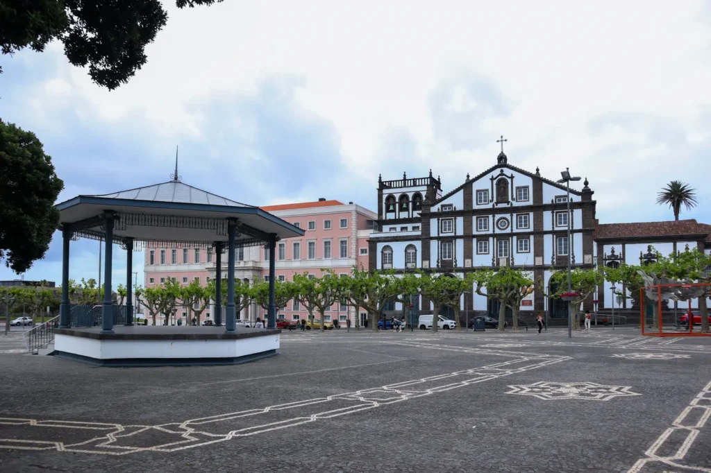 São Miguel Itinerary: 5 days chasing waterfalls, lakes, and hot springs in the Azores (+map) 13 Campo de Sao Francisco em Ponta Delgada