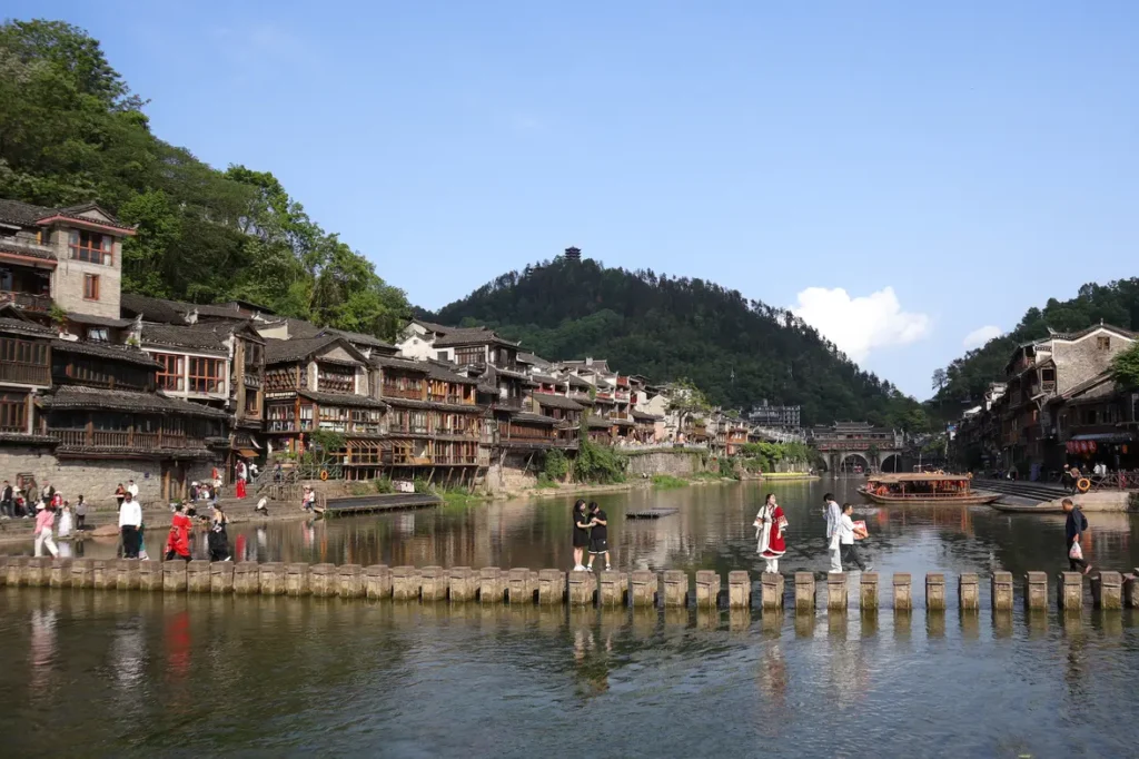 O que fazer em Fenghuang: uma escapadinha inesquecível na Cidade da Fénix da China (+mapa) 10 O que visitar em Fenghuang China Ponte das pedrinhas