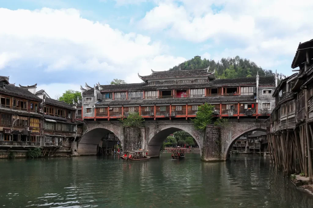 O que fazer em Fenghuang: uma escapadinha inesquecível na Cidade da Fénix da China (+mapa) 12 Passear junto ao rio Tuojiang em Fenghuang na China