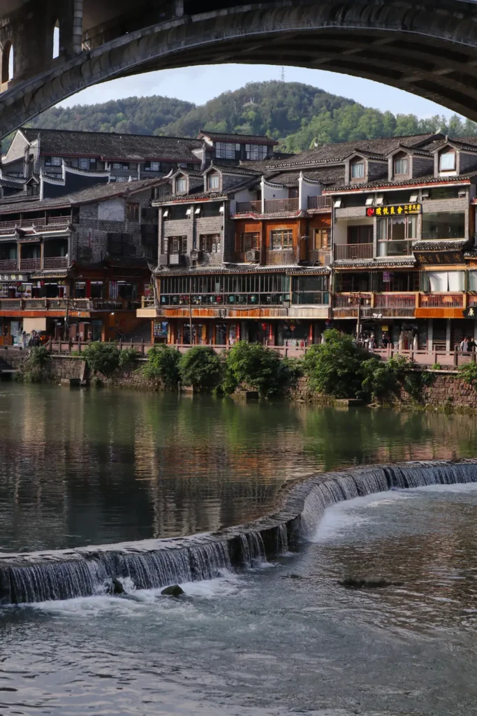 O que fazer em Fenghuang: uma escapadinha inesquecível na Cidade da Fénix da China (+mapa) 3 Passear junto ao rio Tuojiang em Fenghuang na China