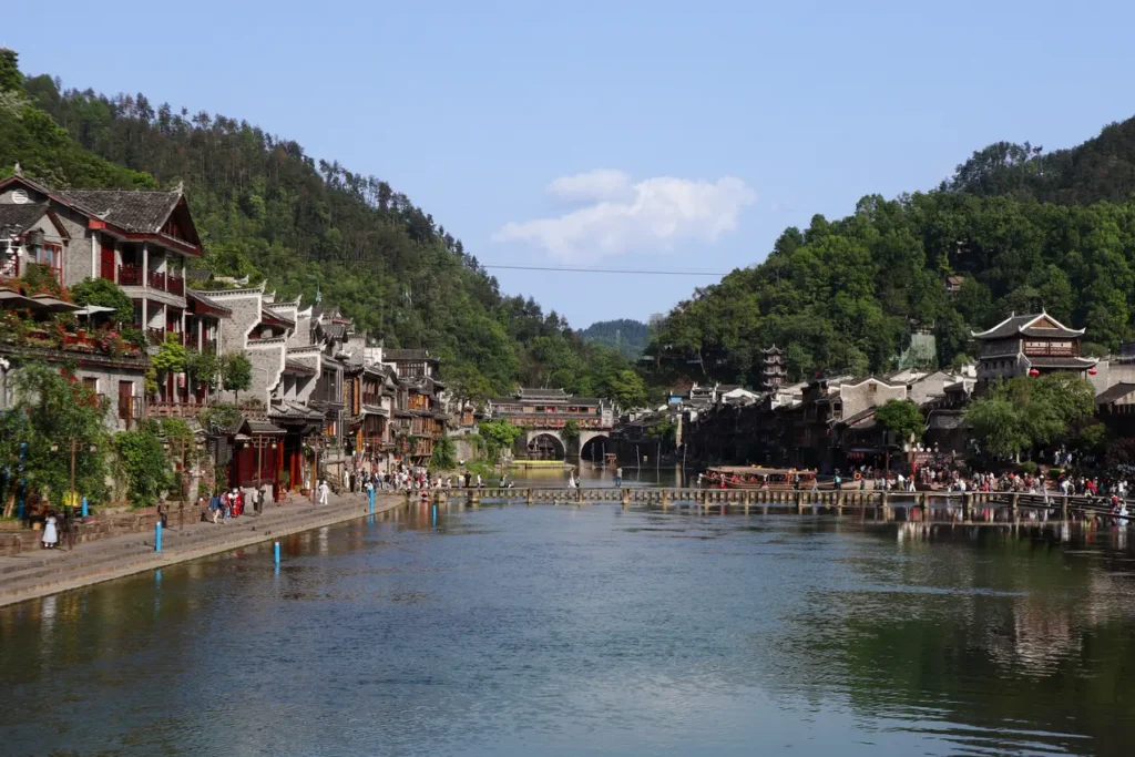 O que fazer em Fenghuang: uma escapadinha inesquecível na Cidade da Fénix da China (+mapa) 9 Passear junto ao rio Tuojiang em Fenghuang na China