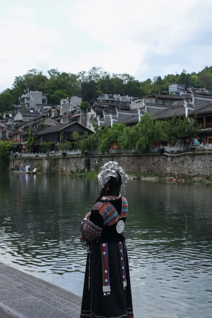 O que fazer em Fenghuang: uma escapadinha inesquecível na Cidade da Fénix da China (+mapa) 4 Pessoas nas ruas de Fenghuang