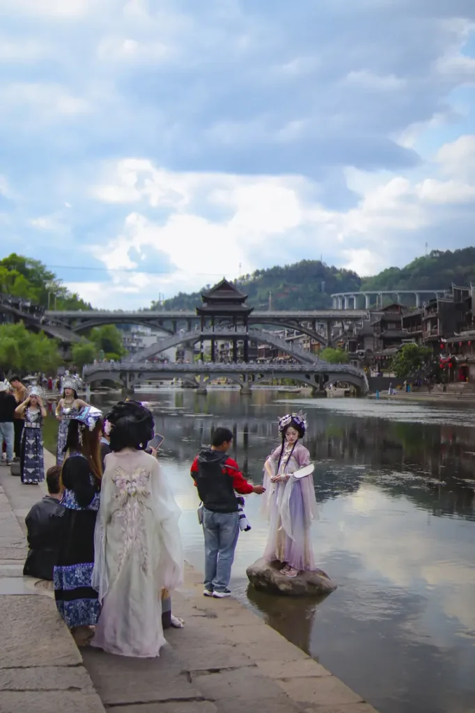 O que fazer em Fenghuang: uma escapadinha inesquecível na Cidade da Fénix da China (+mapa) 17 Pessoas nas ruas de Fenghuang