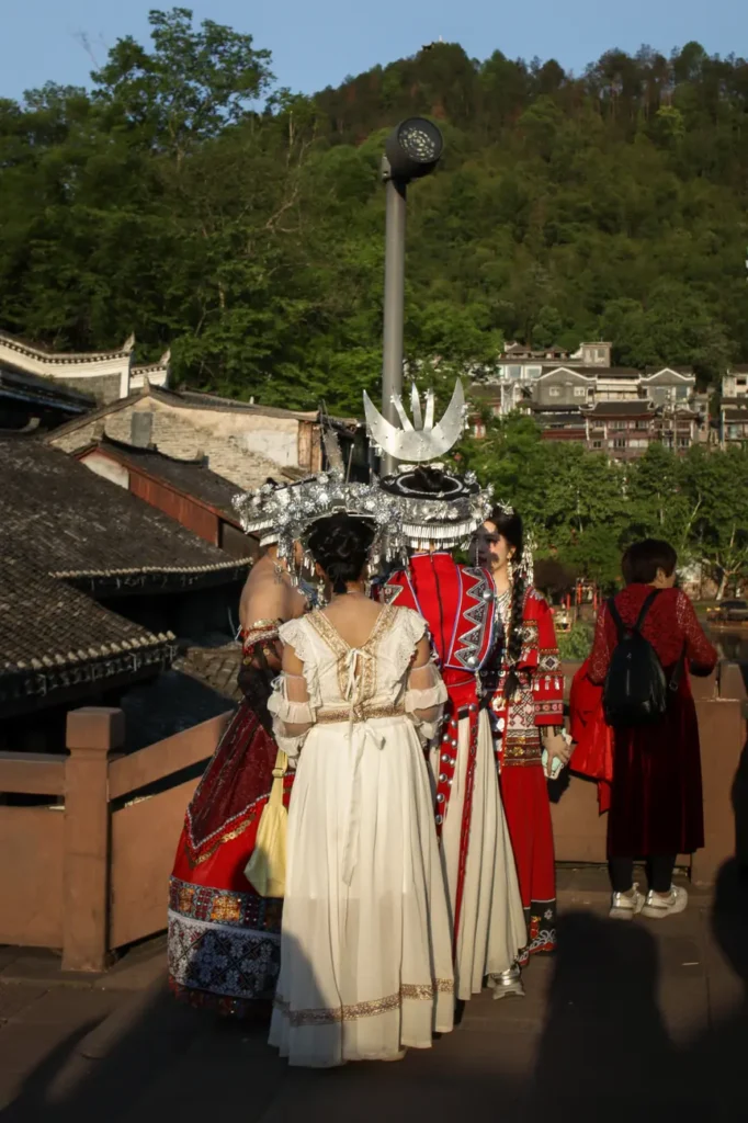 O que fazer em Fenghuang: uma escapadinha inesquecível na Cidade da Fénix da China (+mapa) 24 Pessoas nas ruas de Fenghuang