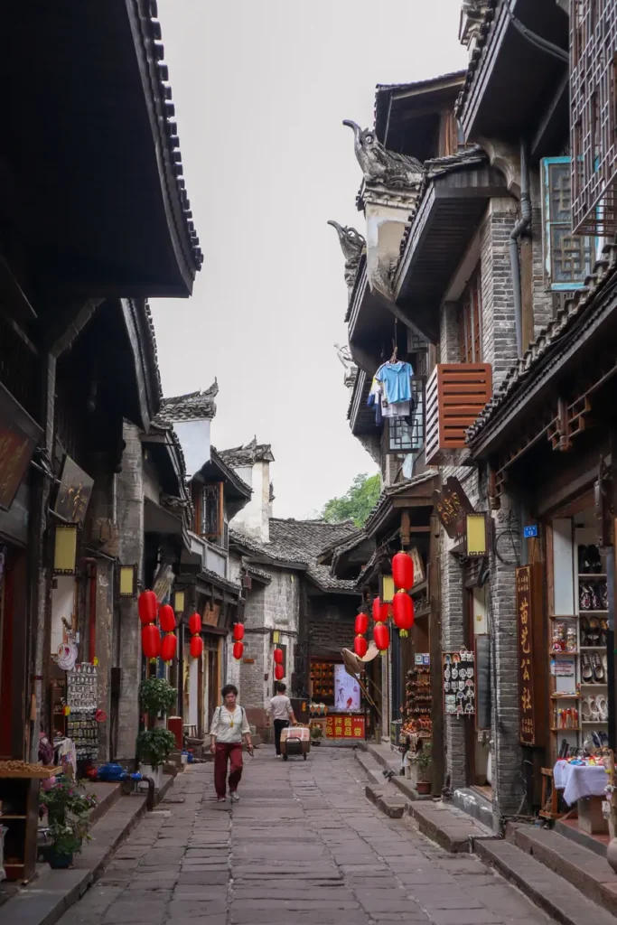 O que fazer em Fenghuang: uma escapadinha inesquecível na Cidade da Fénix da China (+mapa) 27 Rua em Fenghuang na China