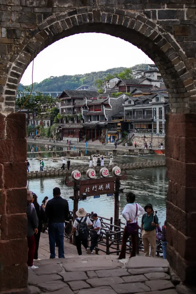 2 semanas na China: o roteiro ideal para uma primeira viagem inesquecível 6 Rua em Fenghuang na China