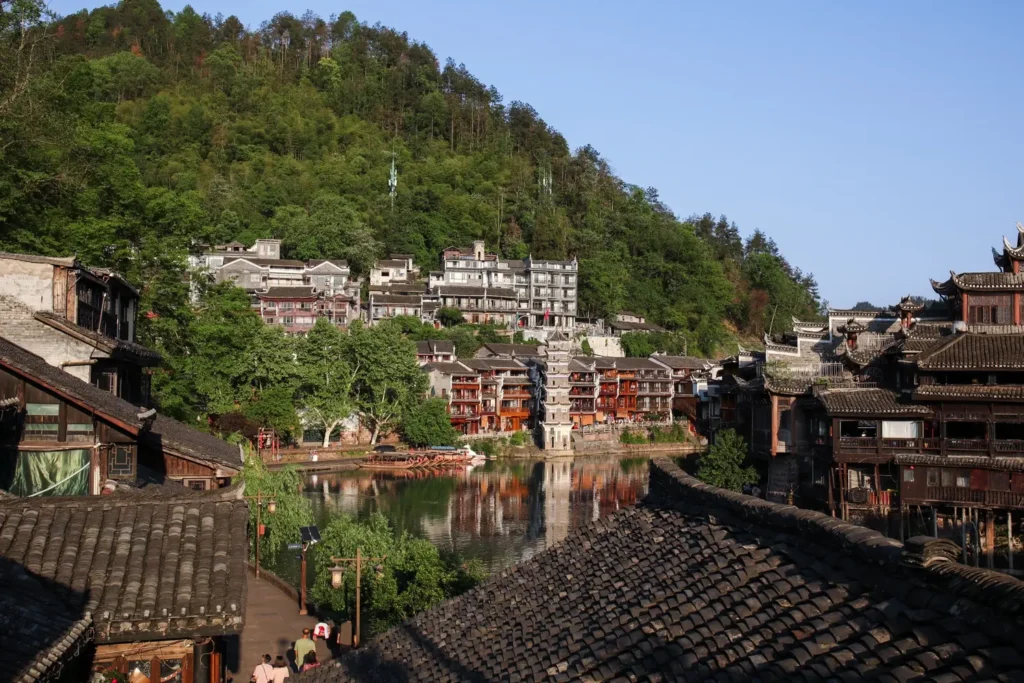 O que fazer em Fenghuang: uma escapadinha inesquecível na Cidade da Fénix da China (+mapa) 15 Vista do Pagoda Wanming em Fenghuang China