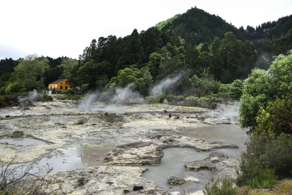 Roteiro de 5 dias em São Miguel: O melhor da ilha verde dos Açores (+mapa) 33 Locais a visitar em São Miguel Fumarolas das Furnas