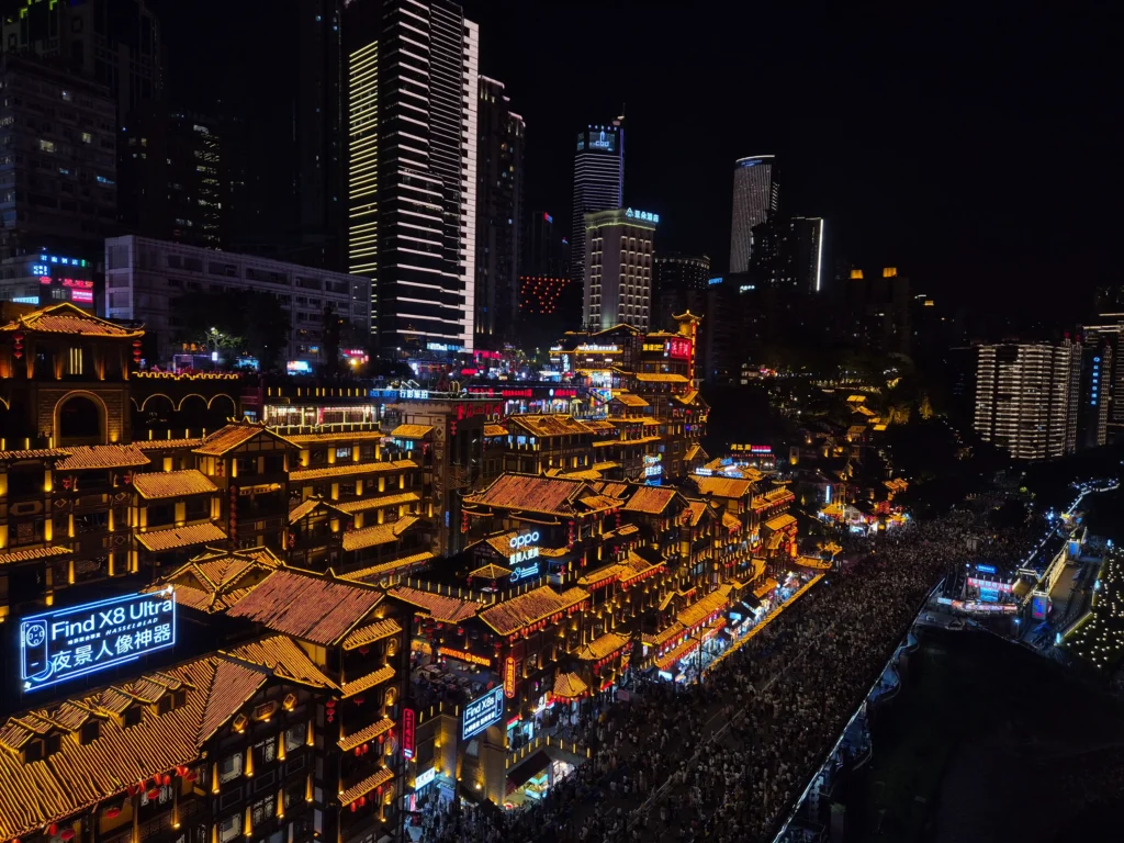 Roteiro de Chongqing: 12 coisas para fazer na cidade cyberpunk da China (+mapa) 33 Melhores coisas a fazer em Chongqing Gruta Hongyadong