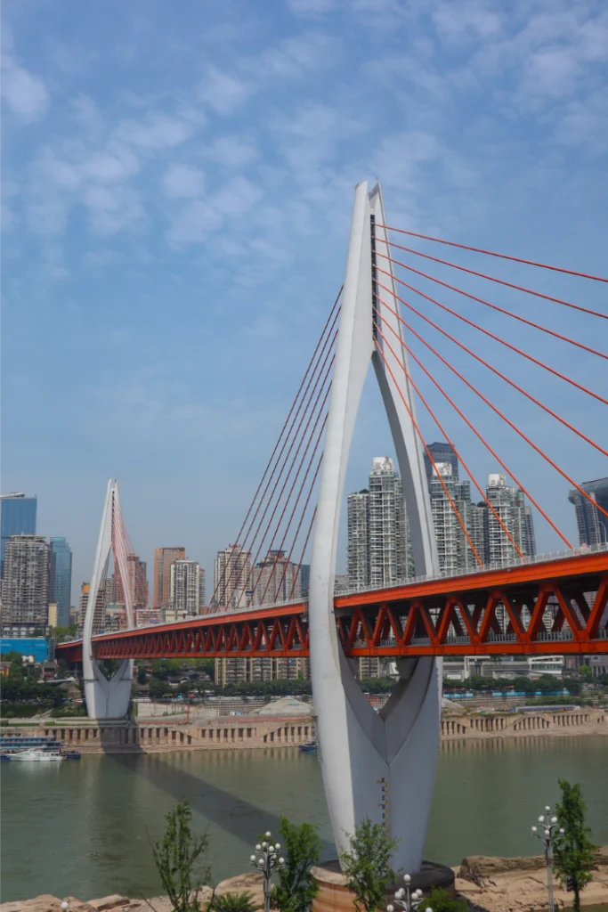 Roteiro de Chongqing: 12 coisas para fazer na cidade cyberpunk da China (+mapa) 40 Ponte Dongshuimen vista da rua antiga de Longmenhao
