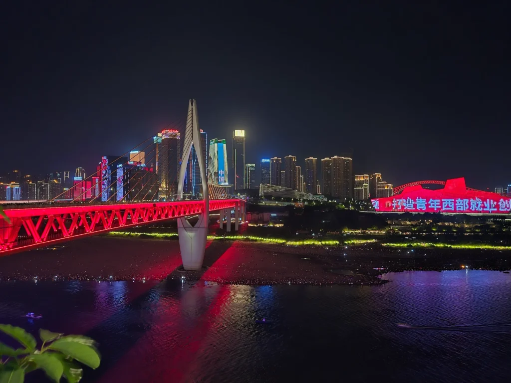 Roteiro de Chongqing: 12 coisas para fazer na cidade cyberpunk da China (+mapa) 1 Vista de gruta Hongyadong 2