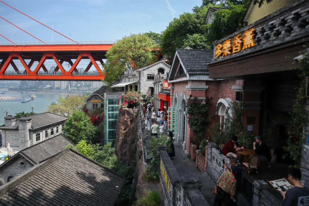Roteiro de Chongqing: 12 coisas para fazer na cidade cyberpunk da China (+mapa) 4 Zona antiga de Longmenhao em Chongqing