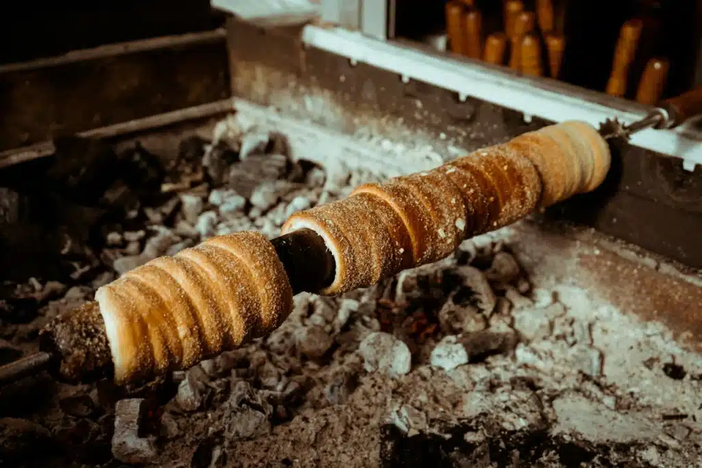 11 experiências mágicas para viver em Budapeste no inverno (que vão adorar!) 11 LIsa Gageler Unsplash Chimney Cake