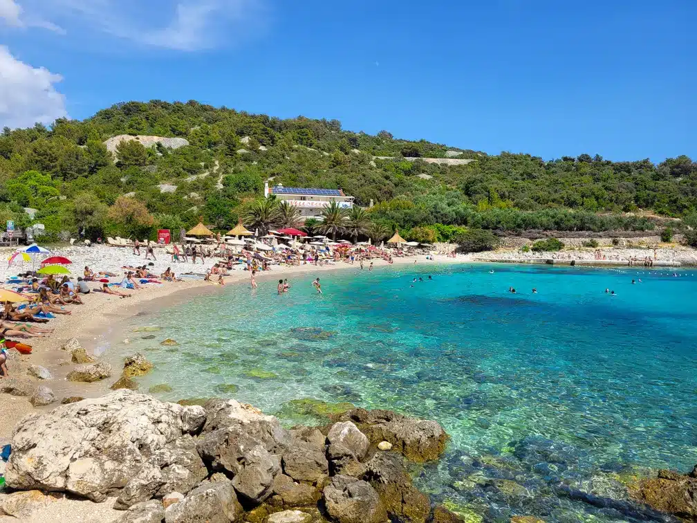 Como ir de Split para Hvar de forma simples (com ou sem carro) 12 Praia Pokonji Dol em Hvar