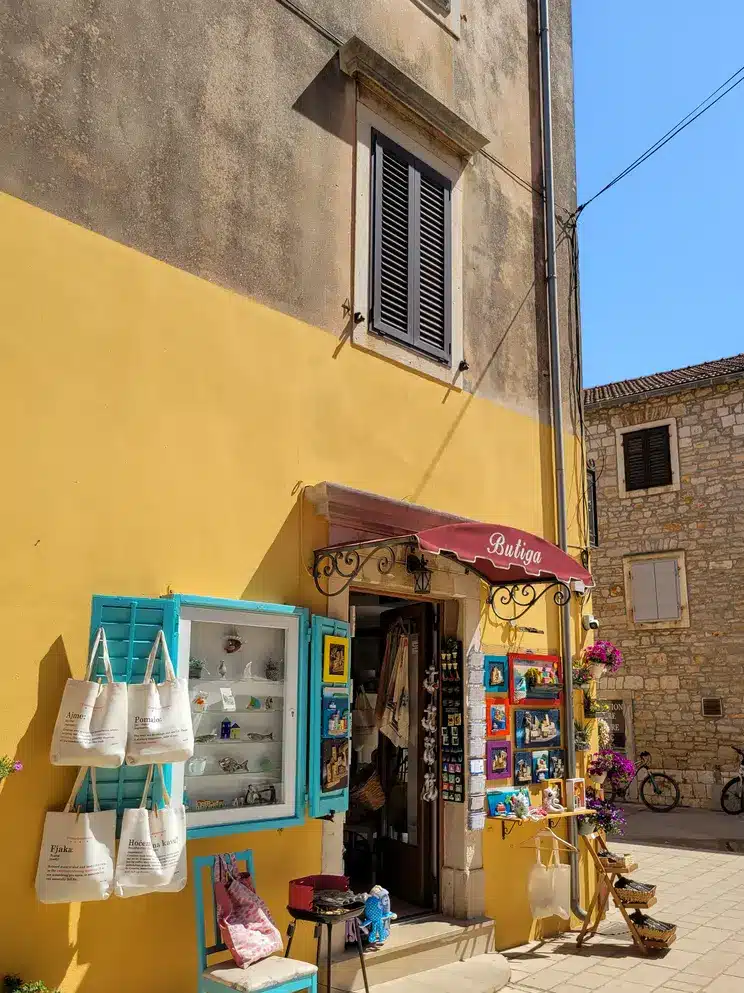 Como ir de Split para Hvar de forma simples (com ou sem carro) 3 Stari Grad depois de chegar de ferry desde Split 3