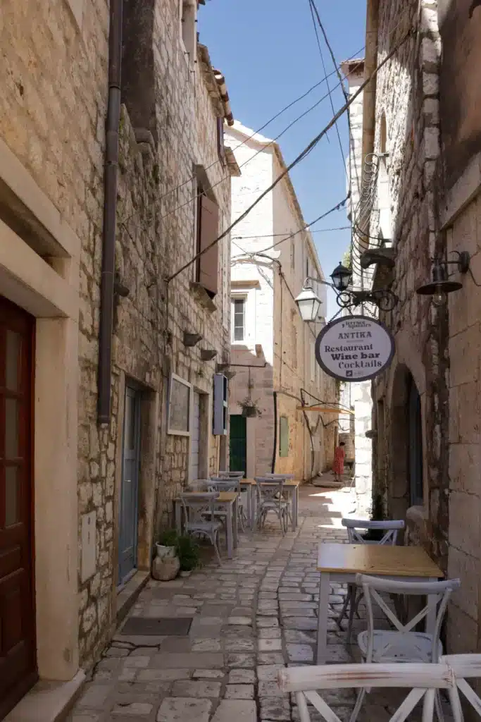 Como ir de Split para Hvar de forma simples (com ou sem carro) 4 Stari Grad depois de chegar de ferry desde Split 9