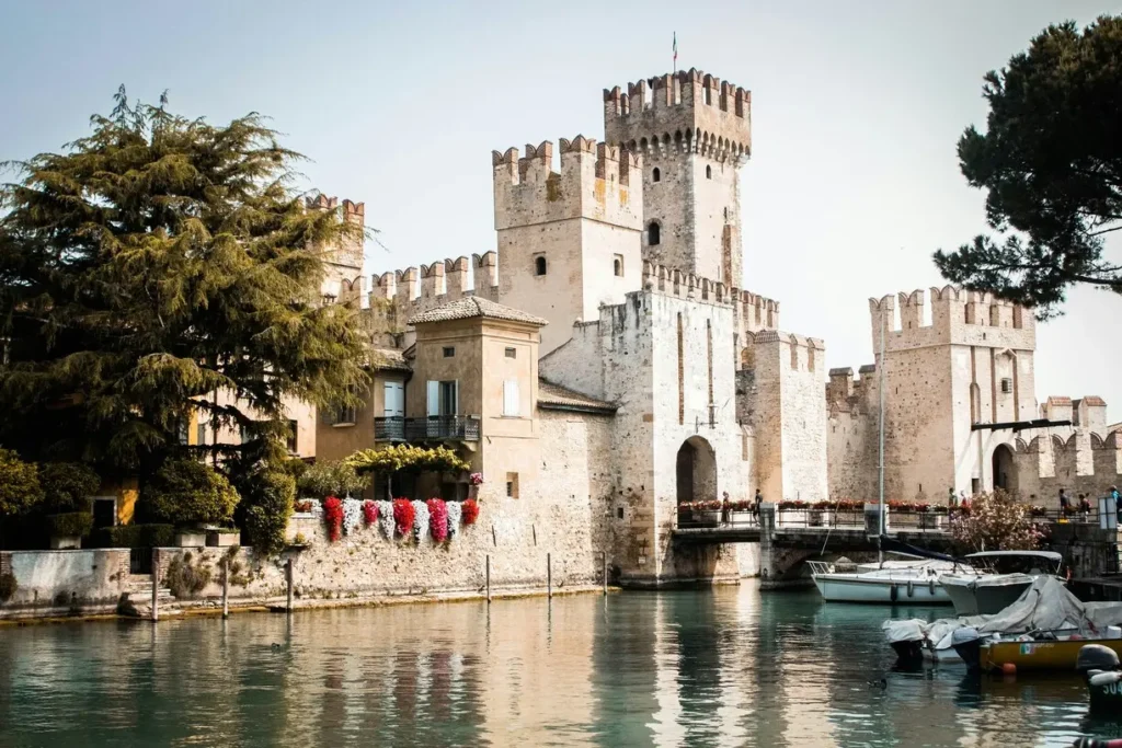 21 locais a visitar no norte de Itália que vos vão conquistar facilmente 19 Sirmione Lago Garda Italia