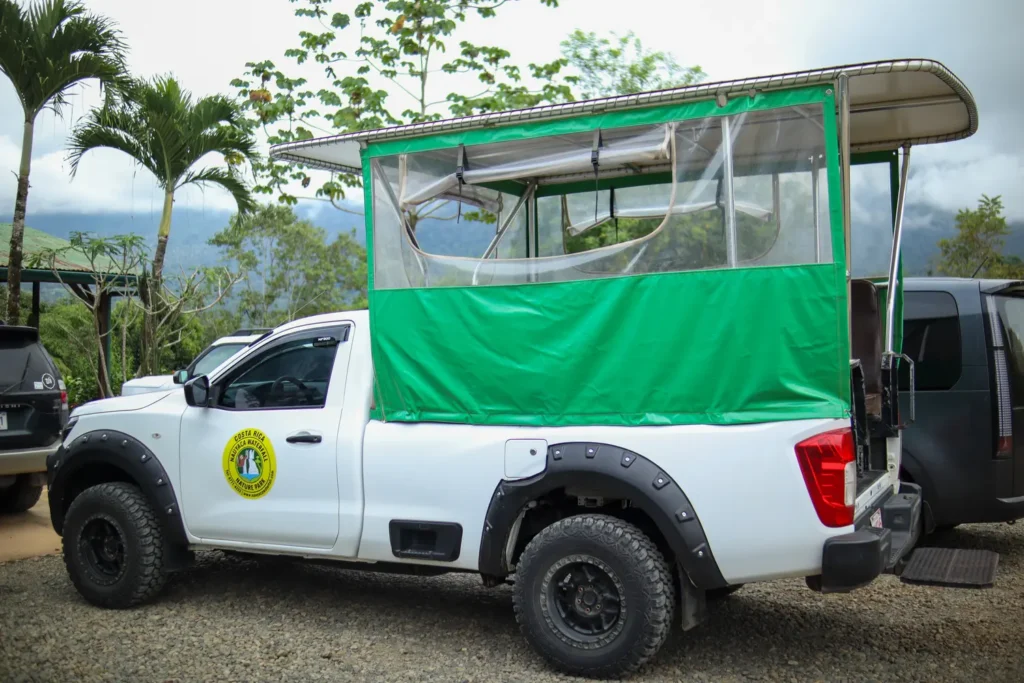 Como visitar as Cascatas de Nauyaca (Costa Rica) 12 Carrinha no Nauyaca Waterfall Nature Park