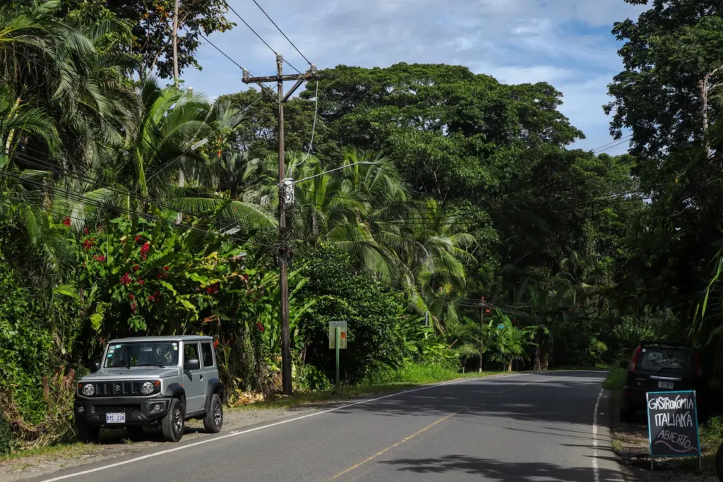 Dicas para alugar carro na Costa Rica: o que gostava de ter sabido 1 Estrada na Costa Rica